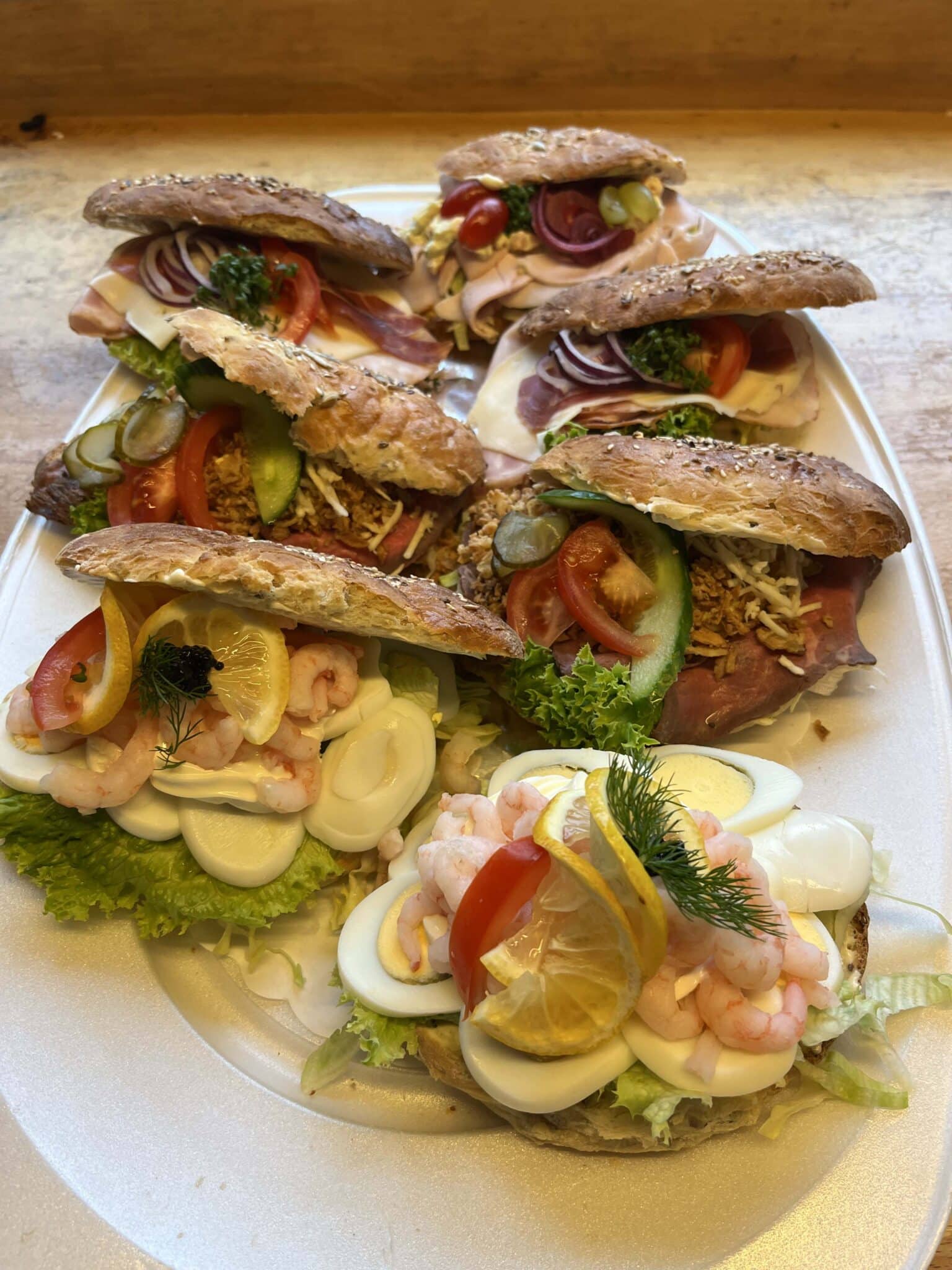 Hjemmebagt brød -frisk salat og pålæg